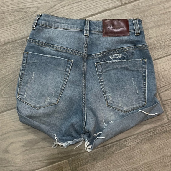 One Teaspoon | High Waisted Button Fly Shorts Size: 26 - Picture 3 of 5